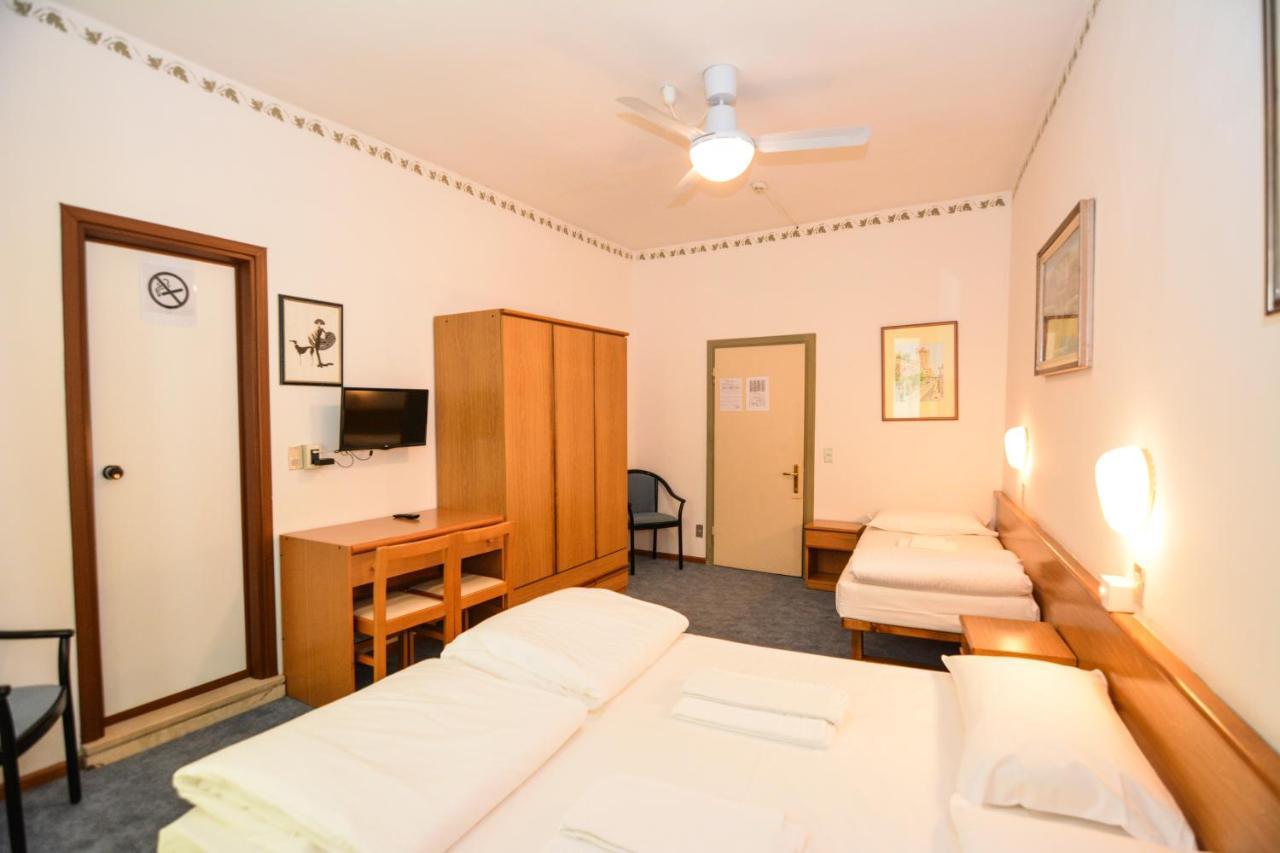 Hotel Modena Old Town Малчезине Екстериор снимка