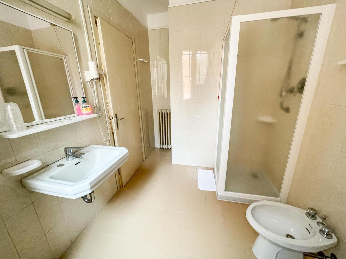 Hotel Modena Old Town Малчезине Стая снимка