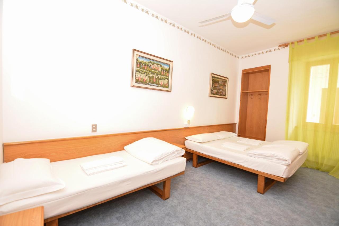 Hotel Modena Old Town Малчезине Екстериор снимка