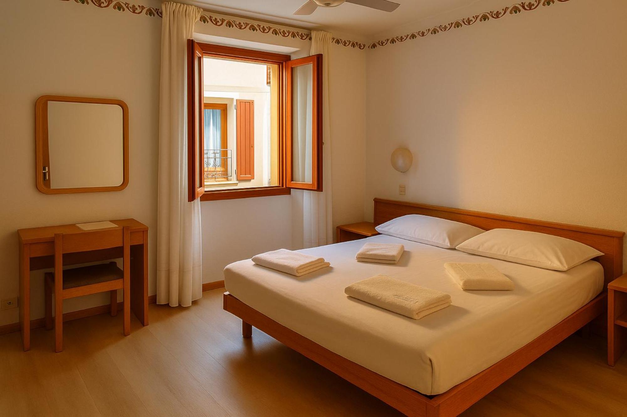 Hotel Modena Old Town Малчезине Екстериор снимка