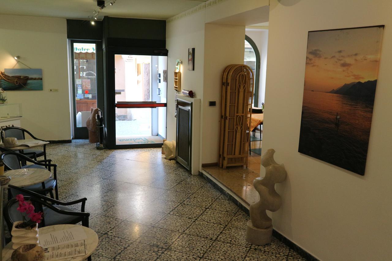 Hotel Modena Old Town Малчезине Екстериор снимка