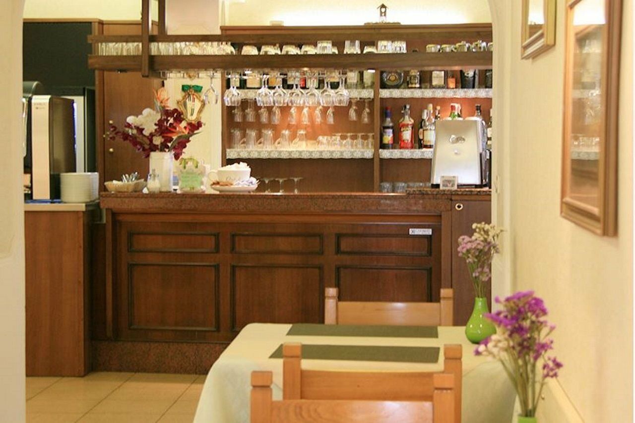 Hotel Modena Old Town Малчезине Екстериор снимка