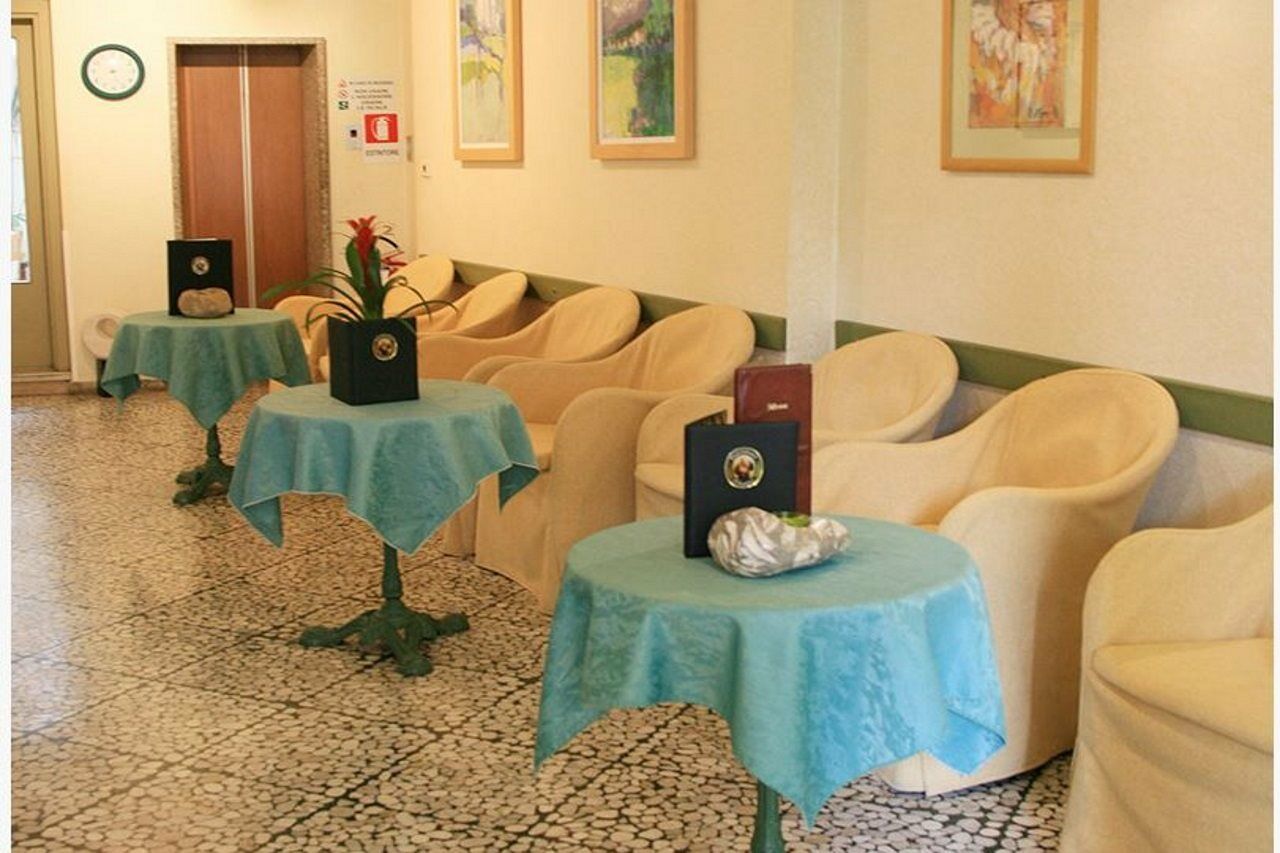 Hotel Modena Old Town Малчезине Екстериор снимка