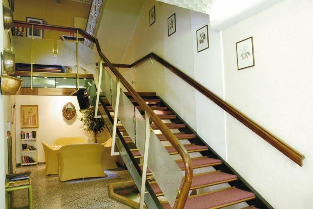 Hotel Modena Old Town Малчезине Екстериор снимка